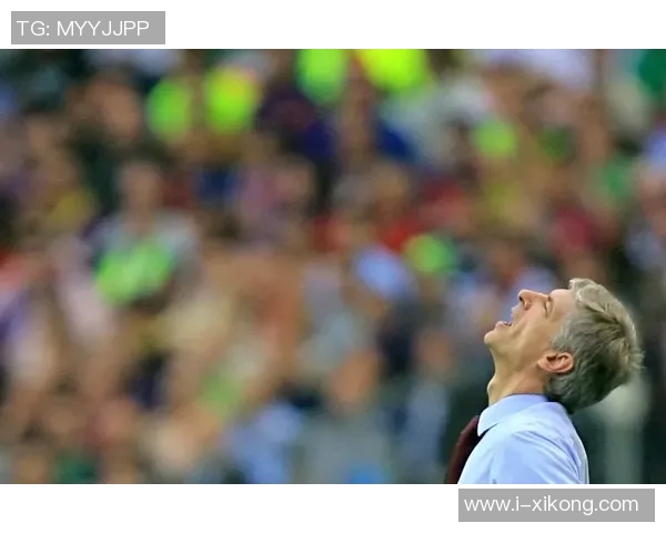 维尼修斯在阿森纳基地训练期间与枪手青训小将亲密合影留念